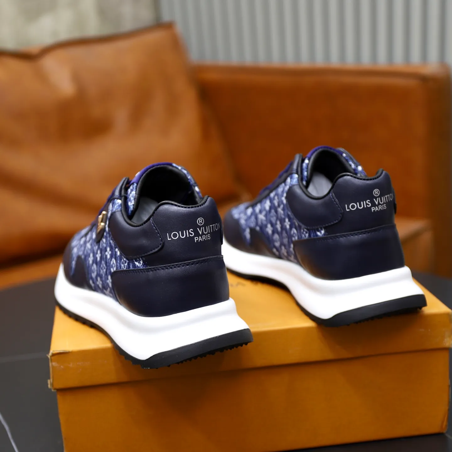 Ex-factory price: 462💰🙅‍♂️🙅‍♂️🙅‍♂️ Brand: LV Louis Vuitton Standard code: 38-44 (45 customized) Grade: Same as the official website Material: Original cowhide stitching brand cloth Comfortable and breathable lining Lightweight and wear-resistant sports outsole Style category: Men's fashion casual shoes Running sneakers Distinguished luxury brand elements Top luxury Color: actual picture color